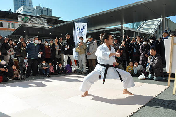 川崎衣美子さんが成人祝賀餅つき大会で演武 Jkfan News International 空手ワールド