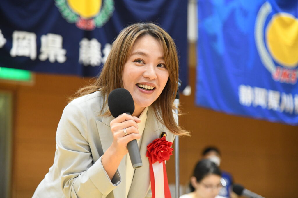 挨拶をする参議院議員