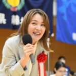 挨拶をする参議院議員