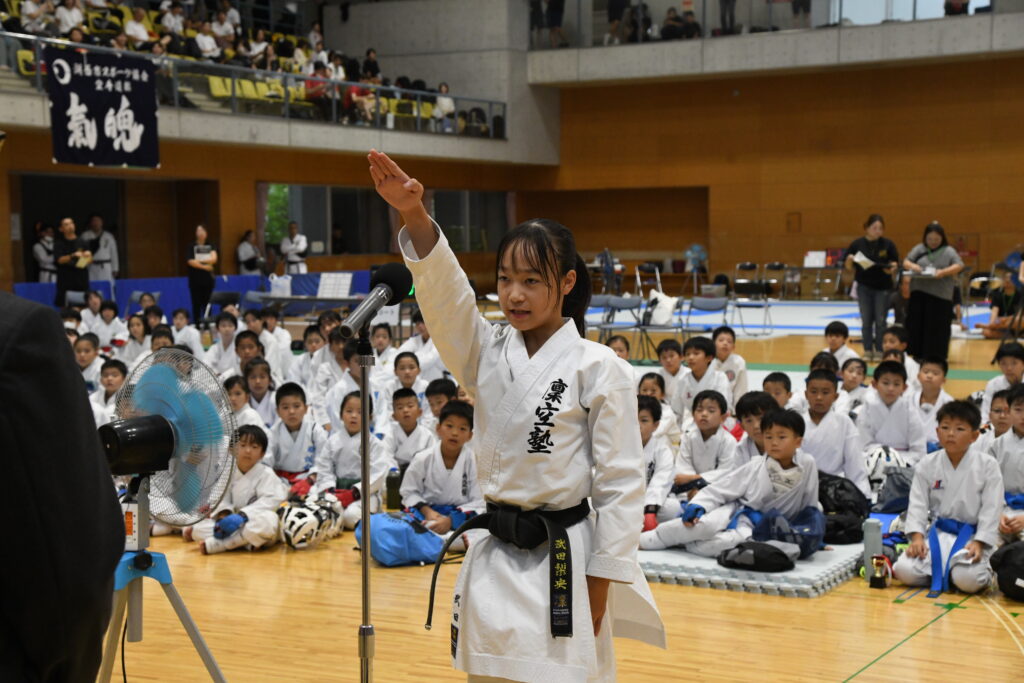 選手宣誓を行う武田梨央（凜空塾）