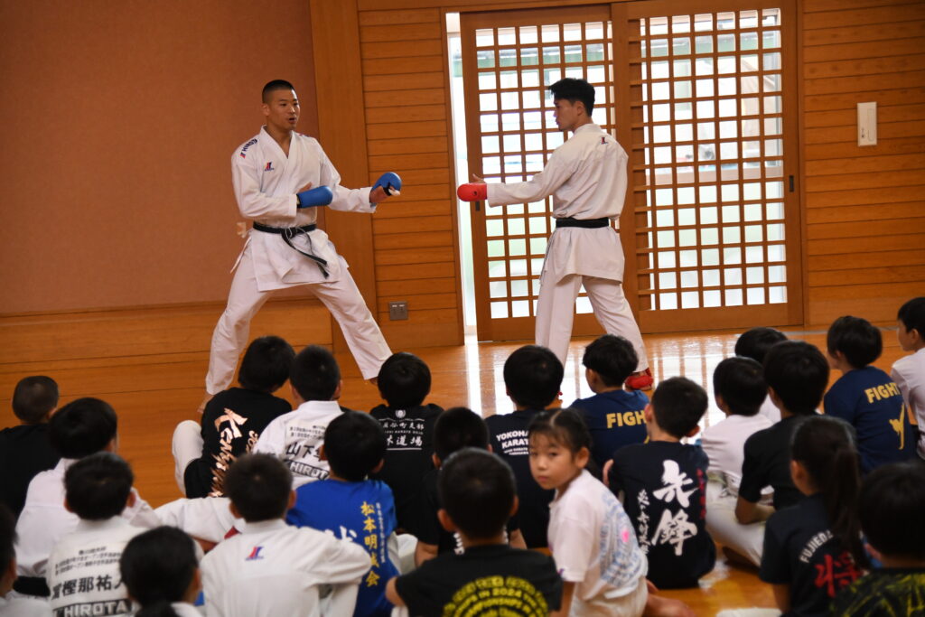 組手のセミナーを行う渡邊大輔（左）遠山将平両指導員