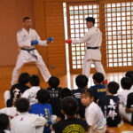 組手のセミナーを行う渡邊大輔（左）遠山将平両指導員