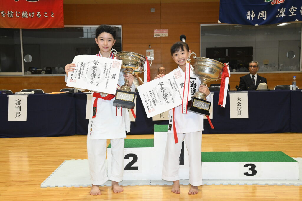 優秀選手賞の木村心泉（JKS皆思道場・左）と辻󠄀村若菜（JKS一濤塾・右）