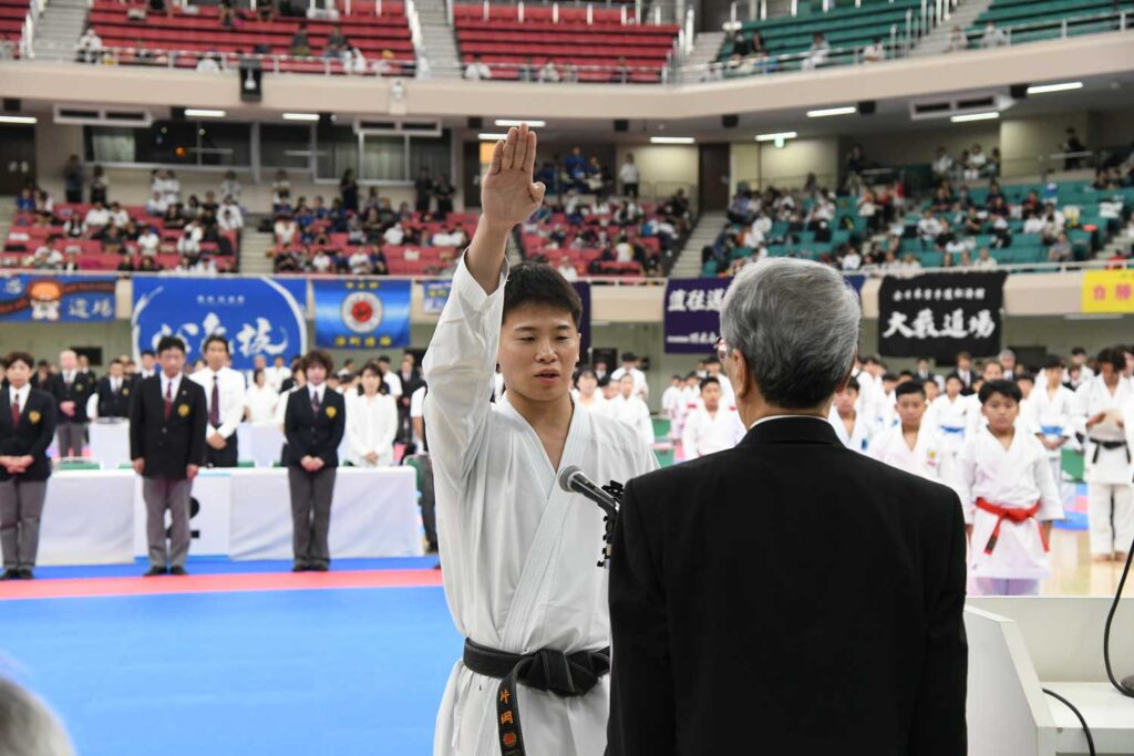 選手宣誓をする片岡大樹（帝京大学）選手