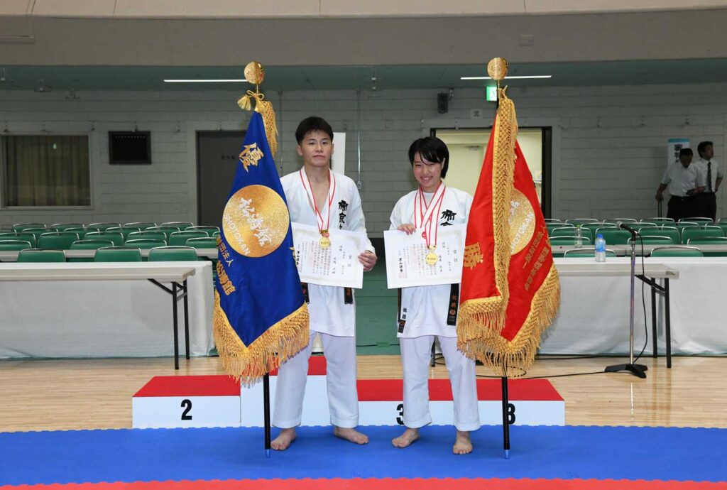 男女個人組手優勝の片岡大樹選手（左）と佐藤琴美選手（右）