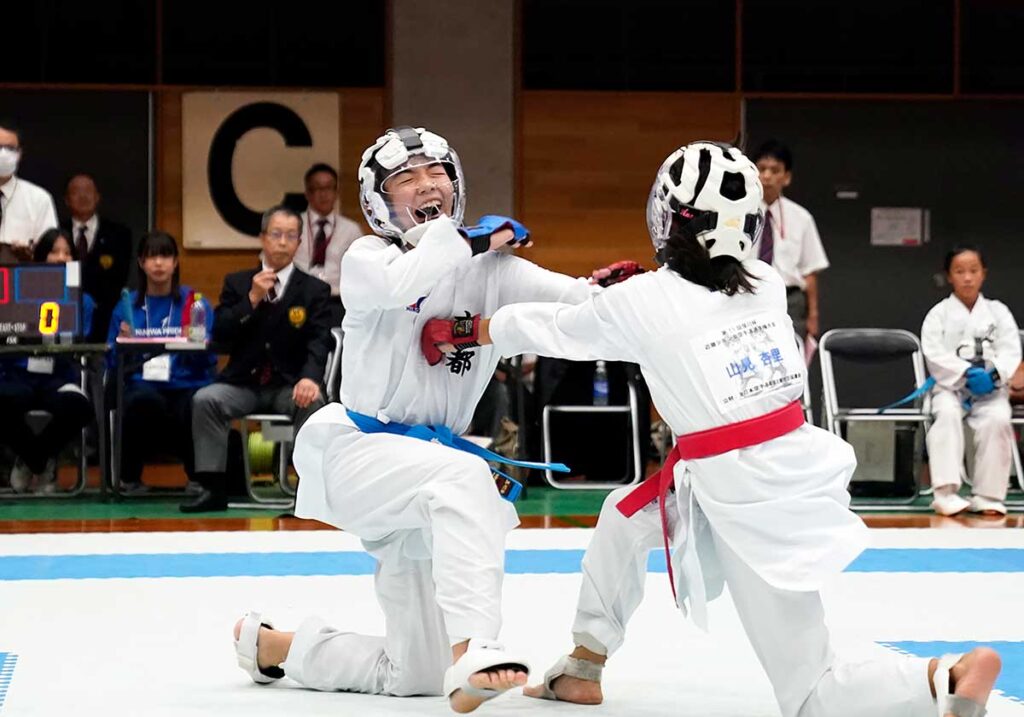 女子組手５年生で優勝の清水優桜（左・京都）