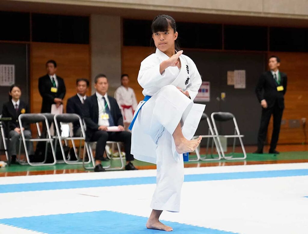 女子形６年生で優勝の浅井心晴（京都）