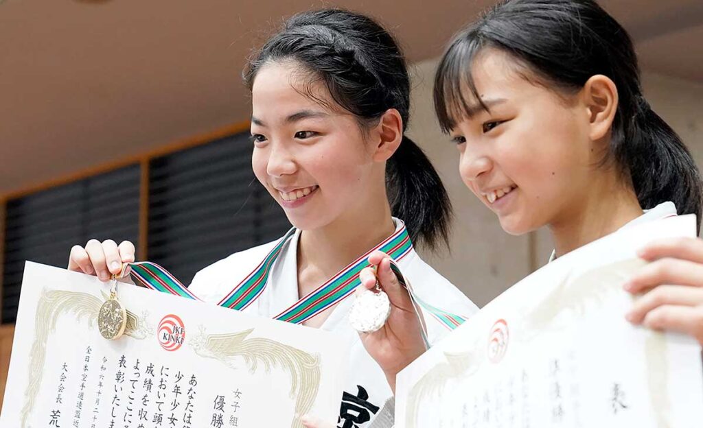 女子組手５年生で優勝の清水優桜（京都）と準優勝の山見杏里（大阪）