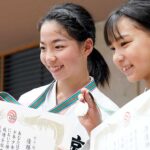 女子組手５年生で優勝の清水優桜（京都）と準優勝の山見杏里（大阪）