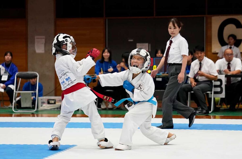 男子組手１年生で優勝の八木仁（右・大阪）