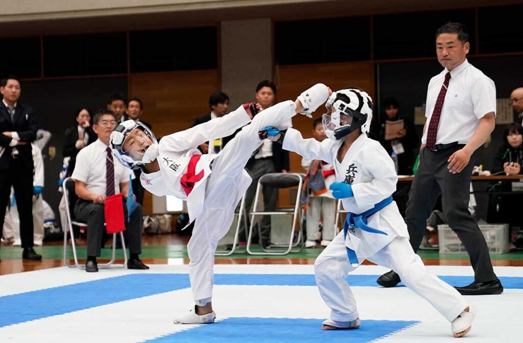 男子組手２年生で優勝の篠原浩世（左・大阪）