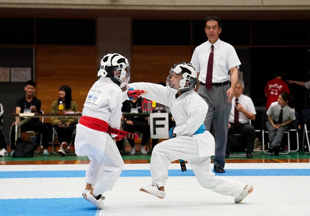 男子組手３年生で優勝の藤井燈志（右・大阪）