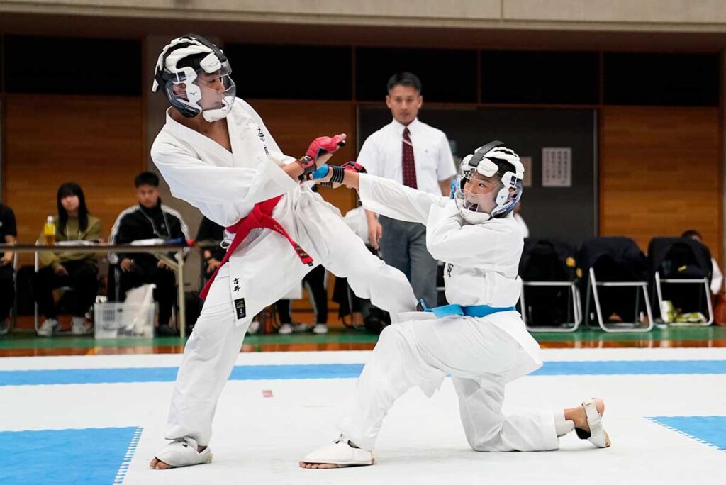 男子組手６年生で優勝の森川武蔵（右・大阪）